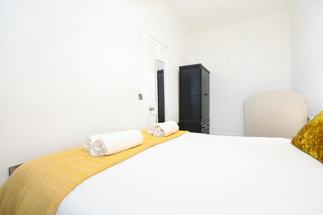 Stunning Modern 3 Bedroom Apartment เอดินบะระ ภายนอก รูปภาพ